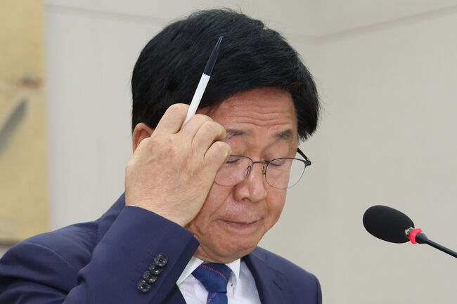 답변 고심하는 최교진 교육부 장관 후보자 (서울=연합뉴스)