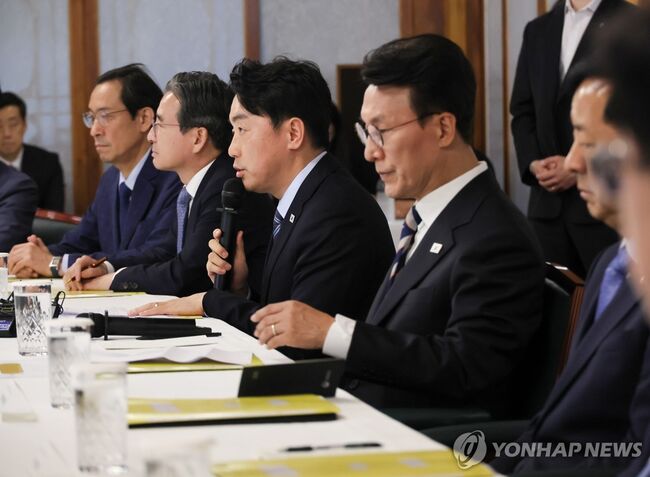 조지아주 건설현장에서 미국 당국에 체포된 국민에 대한 귀국 계획을 설명하는 강훈식 실장. 옆에 김민석 총리의 모습이 보인다. (사진: 연합뉴스)