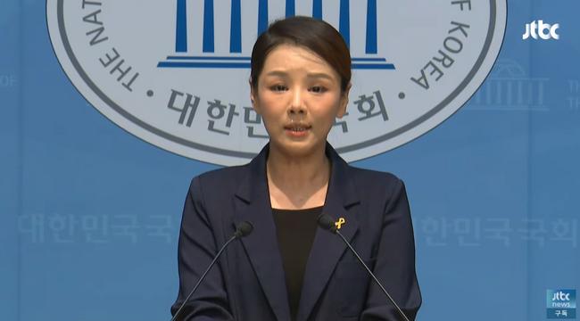 기자회견하는 강미정 조국혁신당 대변인 (jtbc 유튜브 화면 갈무리)
