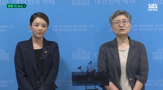 기자들 질문에 답하고 있는 조국혁신당 강미숙 여성위원회 고문 (SBS 유튜브 갈무리)