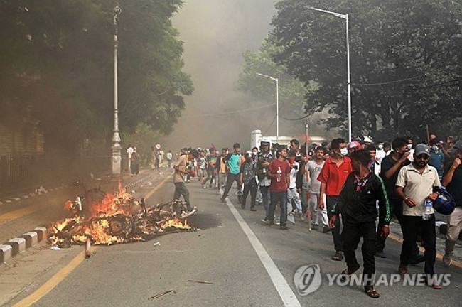 네팔 카트만두 행정 단지 인근서 불 지른 시위대