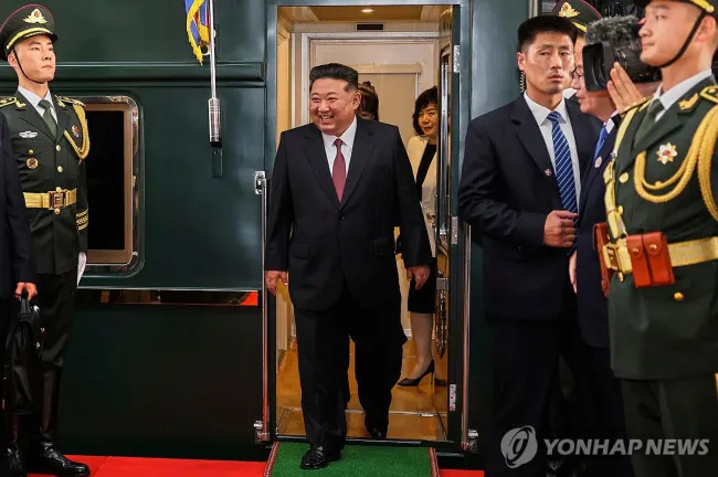 '양복 차림' 김정은, 텐안먼 '中열병식' 행사장 딸 없이 입장