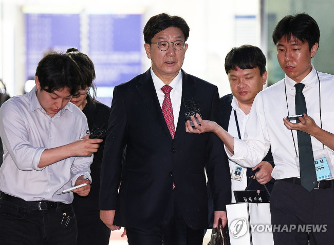 영장심사 후 이동하는 권성동 의원