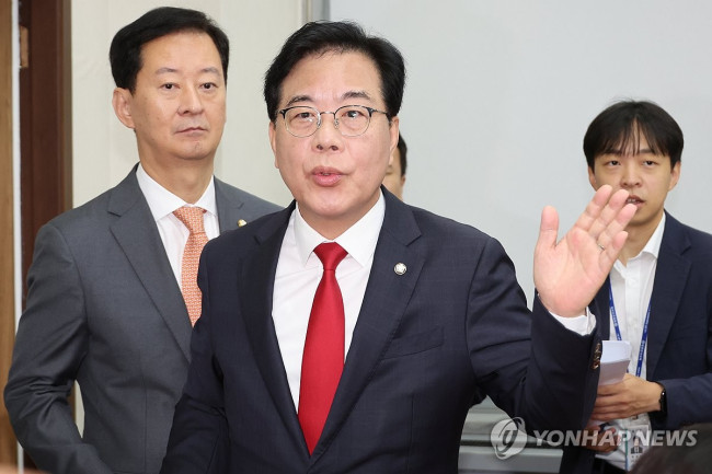답변하는 국민의힘 송언석 원내대표