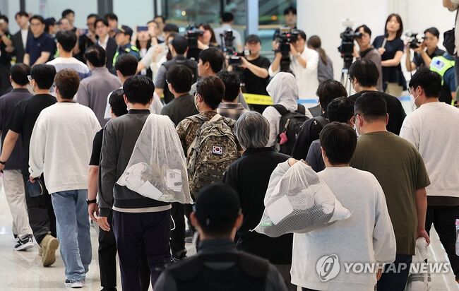 미국 이민당국에 의해 조지아주에 구금됐던 한국인 근로자들이 12일 영종도 인천국제공항 제2여객터미널 입국장을 나서고 있다.(사진=연합뉴스)