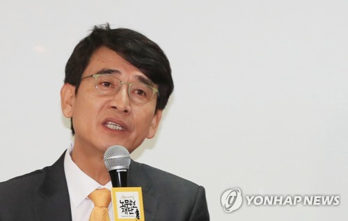 2002년 개혁당 성추행 사건 해결 요구에 유시민은 '해일이 밀려오는데 조개나 줍고있다' 고 응수했다. (사진: 연합뉴스)