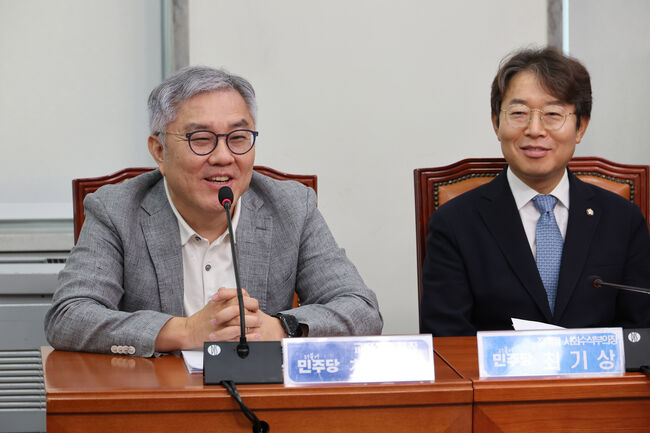 최고위원회의 참석한 최강욱 교육연수원장 (서울=연합뉴스)