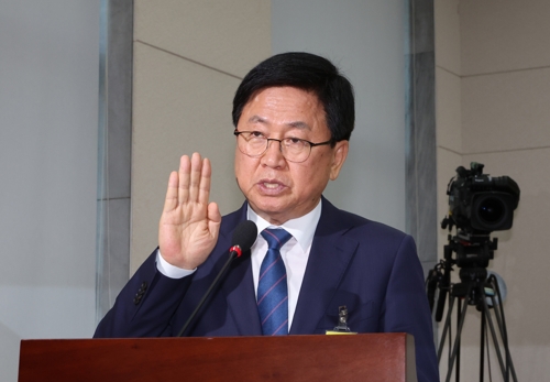 최교진 부총리 겸 교육부 장관 후보자가 2일 국회 교육위원회에서 열린 인사청문회에서 선서하고 있다. (사진=연합뉴스 제공)