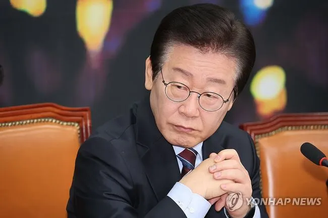 이재명 지지율 처음으로 50% 붕괴, 20대 부정 61.1%