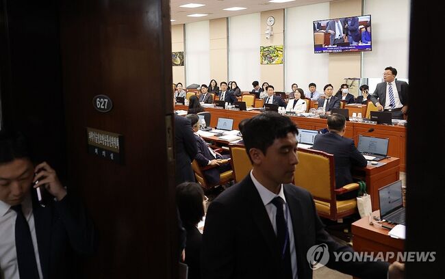 16일 서울 여의도 국회 과학기술정보방송통신위원회에서 열린 2025년도 국정감사에서 최민희 위원장이 취재진 퇴장을 선언한 뒤 회의가 비공개로 진행되고 있다. (서울=연합뉴스)