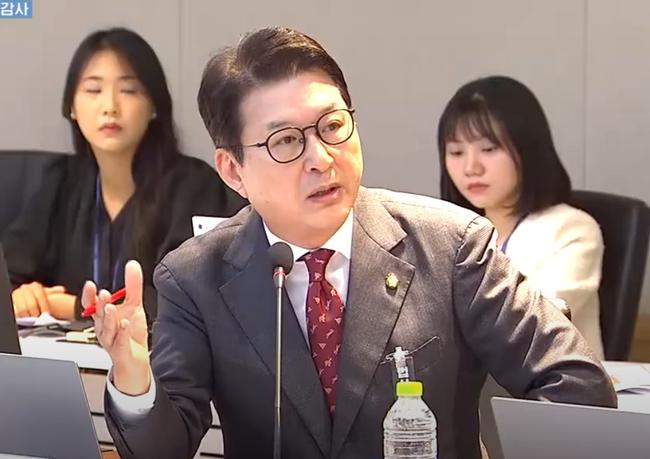 헌법재판소 국감종료에 항의하는 국민의힘 신동욱 의원 (사진=국회TV캡쳐)