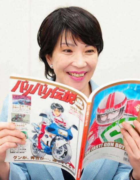 일본 유명 바이크 만화 '바리바리 전설' 전권을 소유한 것으로 알려져있다