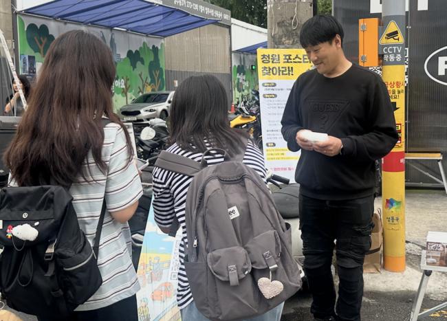 직접 마련한 사은품까지 나눠주며 청원을 독려하고 있는 문깡님(시잔=팩트파인더 취재팀)