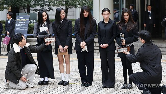 뉴진스(NJZ) 멤버들, 어도어 활동금지 가처분에 직접 법정출석 (사진=연합뉴스)