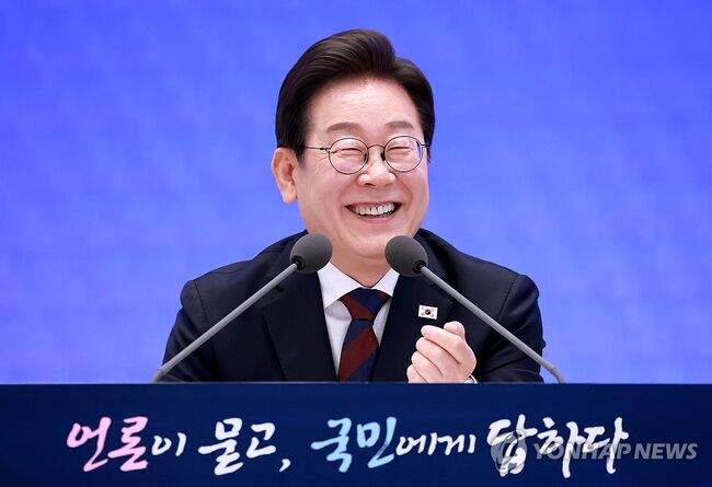 이재명 대통령이 활짝 미소를 짓고 있다 (사진=연합뉴스)