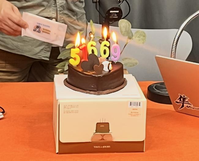 청원동참 51,669명을 축하하는 케이크, 사진 왼편은 윈디가 만든 청원독려용 물티슈