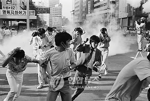 사진 : 87년 6월 서울의 모습 (연합뉴스)