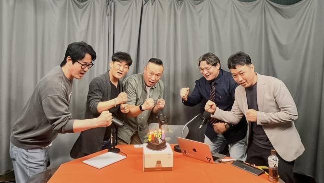 라이더의 권리를 찾기 위한 동력이 되길 기원하며 기념사진을 찍은 일동들