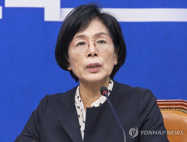 최민희 의원의 돌출행동과 이해하기 힘든 해명이 더 큰 문제를 낳고 있다는 지적이다 (사진=연합뉴스)