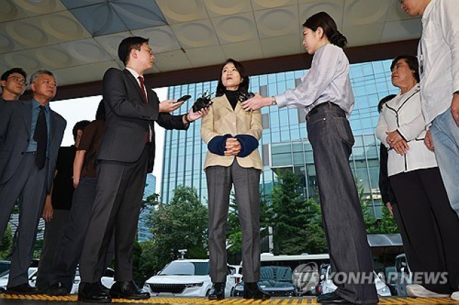압송되며 취재진 앞에서 발언하는 이진숙 전 방통위원장