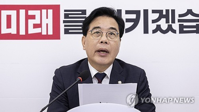 추석 연휴 앞두고 열린 기자간담회에서 발언하는 송언석 원내대표
