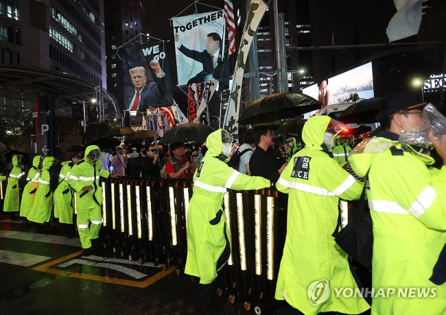 반중 시위대 명동 진입 막는 경찰