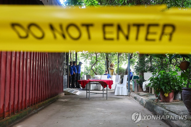 부검 준비로 출입통제 중인 턱틀라 사원 안치실
