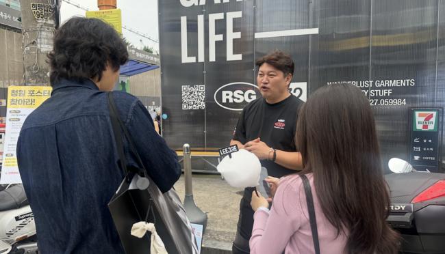 시민들과 적극소통하고 있는 빅스빅맨님 (사진=팩트파인더 취재팀)