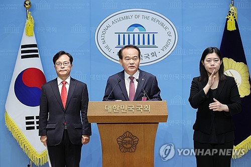 사진 : 김현지 관련 기자회견하는 성남시의회 이덕수 시의원 (연합뉴스)