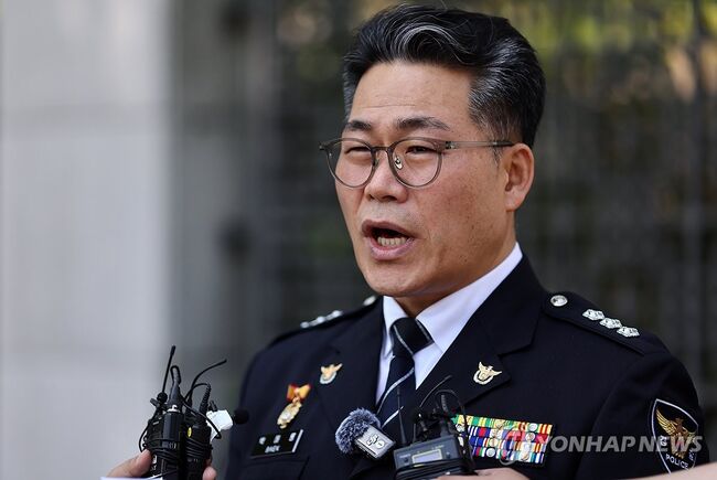 기자들의 질문에 답하는 백해룡 경정 (사진=연합뉴스)