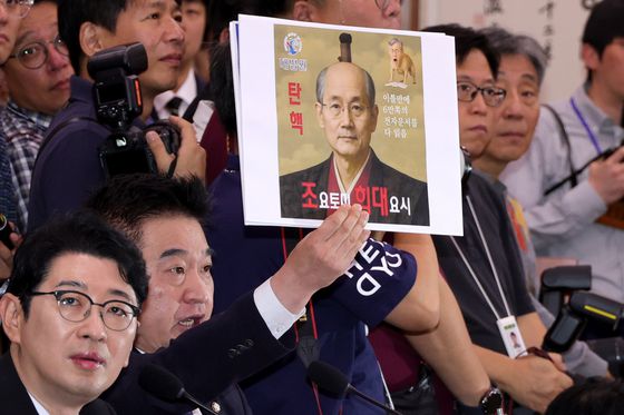 저급한 합성사진을 꺼내 드는 최혁진 무소속 의원