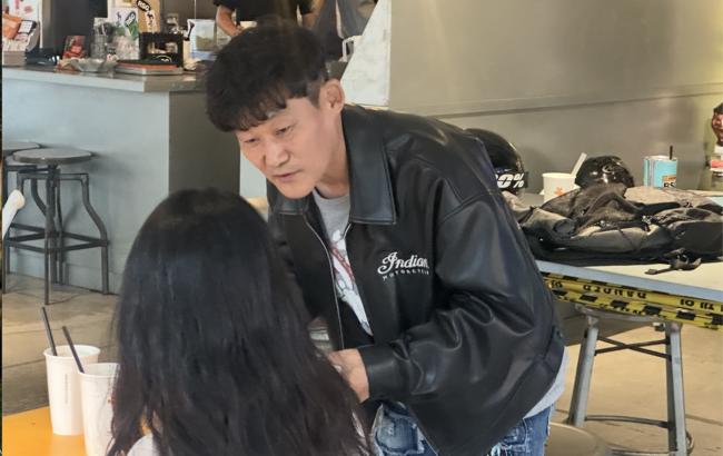 RSG를 방문한 손님들에게 취지를 설명하고 서명을 부탁하고 있는 윈디님 (사진=팩트파인더 취재팀)
