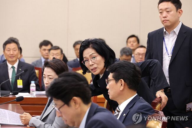 과방위원들과 대화하는 최민희 위원장 (서울=연합뉴스)