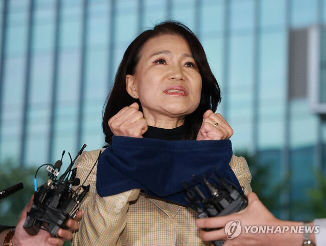 취재진에 수갑 보이는 이진숙 전 방통위원장 (사진=연합뉴스)