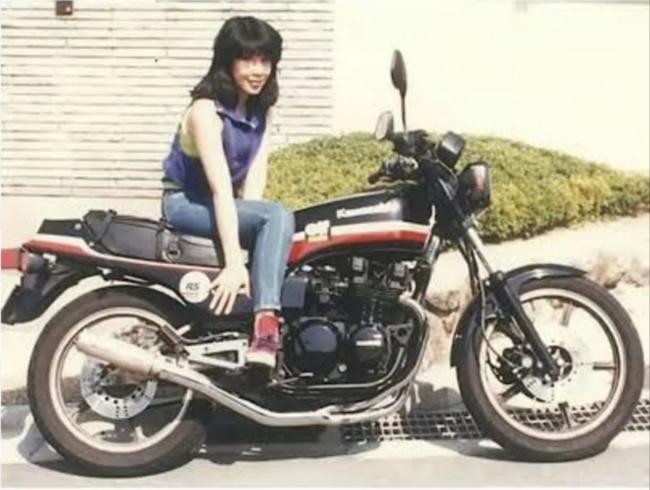 애마 가와사키 Z400과 함께 한 다카이치 사나에 (다가이치 사나에 블로그 갈무리)