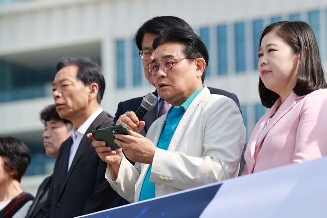 충북 제천 현장 최고위원회의에서 모두발언 중인 전병헌 새미래민주당 대표 (사진-새미래민주당 제공)
