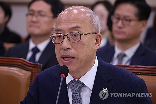 조원철 법제처장이 24일 서울 여의도 국회 법제사법위원회에서 열린 법제처에 대한 국정감사에서 위원 질의에 답하고 있다. (사진=연합뉴스)