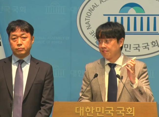 국회소통관에서 새로운 유동규 녹취록을 공개하는 백광현씨 (백브리핑 유튜브 화면 캡쳐)