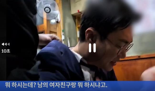 TV조선이 공개한 당시 영상. 피해자의 지인이 장경태의원의 목덜미를 잡고 있다 (출처 : TV조선 홈페이지 캡쳐)