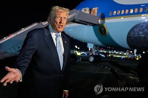 전용기 앞에서 기자들의 질문에 답하는 트럼프 미국 대통령. (사진: 연합뉴스)
