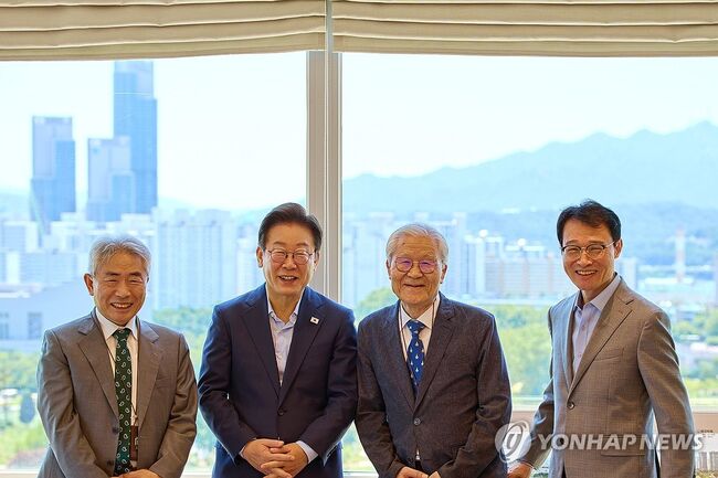 이재명 대통령이 7월 11일 서울 용산 대통령실 청사에서 언론인 오찬에 앞서 기념촬영을 하고 있다. 왼쪽부터 정규재 전 한국경제신문 주필, 이 대통령, 조갑제 '조갑제닷컴' 대표, 이규연 대통령실 홍보소통수석. 2025.7.11 (사진=연합뉴스)