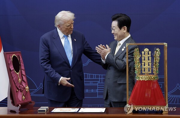 미 트럼트 대통령에게 신라금관을 선물하고 있는 이재명 대통령 (사진=연합뉴스)