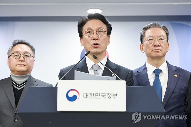 김민석 국무총리(왼쪽)가 18일 정부서울청사에서 '론스타 국제투자분쟁(ISDS) 취소 신청'과 관련해 긴급 브리핑하고 있다. 오른쪽 뒤는 정성호 법무부 장관. 정부는 이날 론스타 ISDS 취소 절차를 심리하는 국제투자분쟁해결센터(ICSID) 취소위원회로부터 '대한민국 
