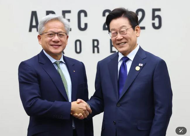 이재명 대통령과 젠슨 황 엔비디아 최고경영자(CEO)가 31일 아시아태평양경제협력체(APEC) 정상회의장인 경북 경주화백컨벤션센터에서 면담 전 악수하고 있다. 연합뉴스