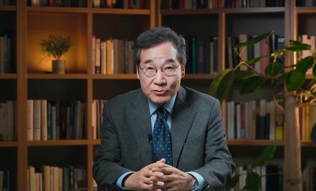 "한국 민주주의가 무너지고 있습니다" 유튜브를 통해 정견을 발표하는 이낙연 전 총리 (유튜브 '이낙연의 사유' 캡쳐)