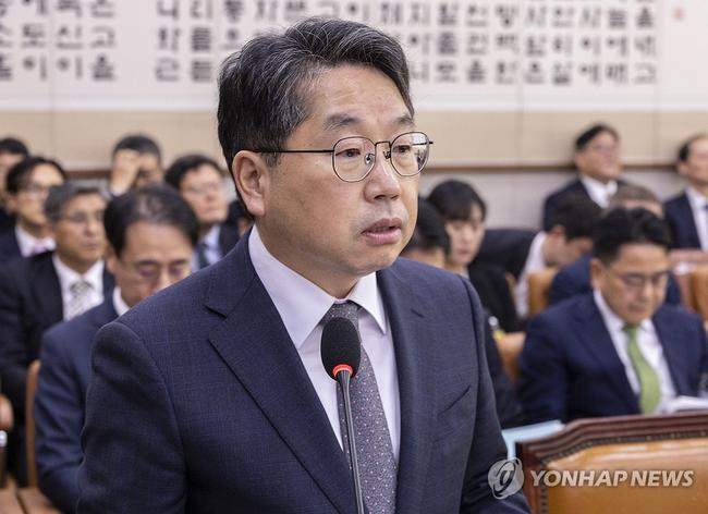 노만석 검찰총장 직무대행이 국회 법사위 업무보고에 출석해 발언하고 있다. 그는 검찰의 대장동 재판 항소포기는 타당하며 본인이 책임지고 결정한 것이라고 밝혔다. (사진: 연합뉴스)