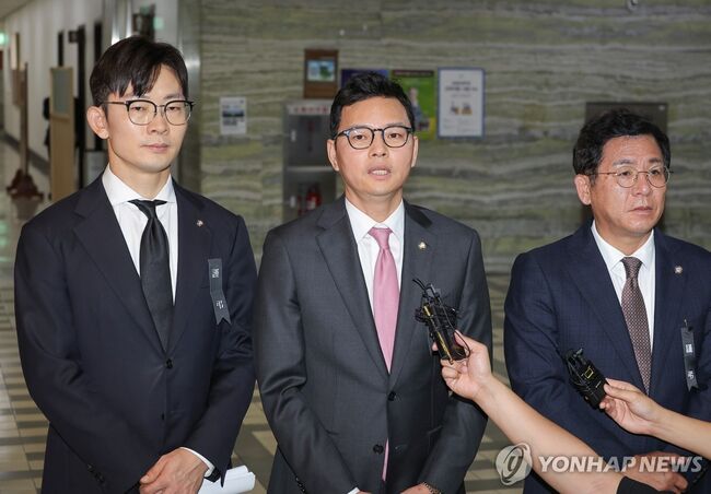 공개된 문자 메시지 관련 설명하는 국민의힘 박정훈 의원 [연합뉴스 자료사진]