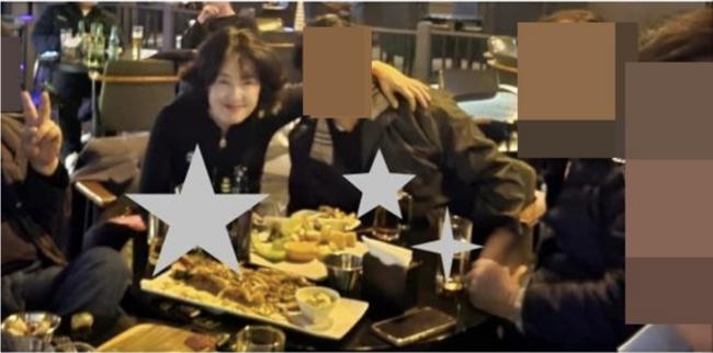 남성의 어깨에 손을 올린 사진을 올린 한은정 창원시 시의원 (사진=한은정 페이스북)