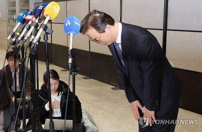 인천공항에서 사의를 표명하는 전재수 장관 (사진=연합뉴스)