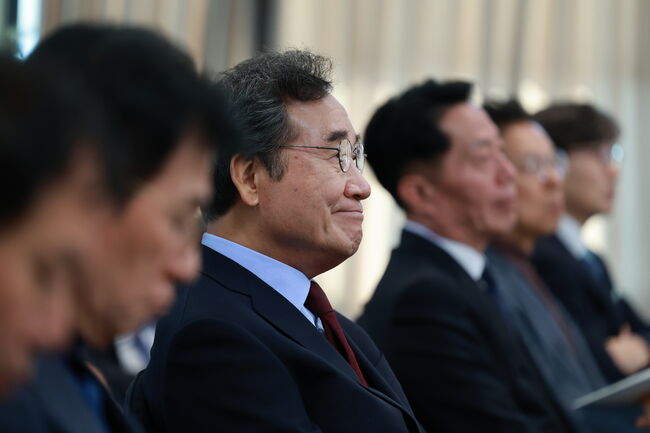 발제를 경청하는 이 원장과 발제자들. 정치학, 법조, 언론, 외교 분야에 대한 발제가 이어졌다. (사진: 국가과제연구원)